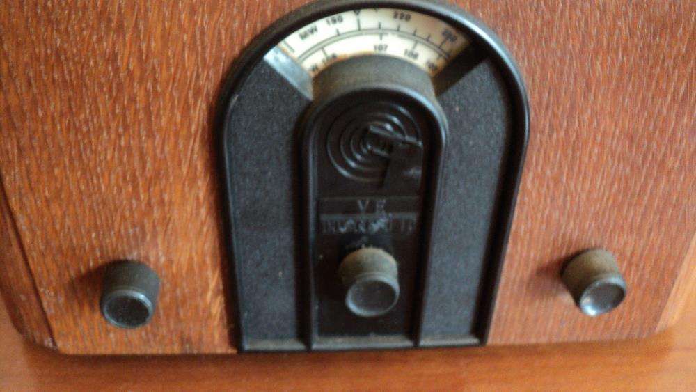 Radio antigo de madeira dos anos 70-80 - a tocar bem