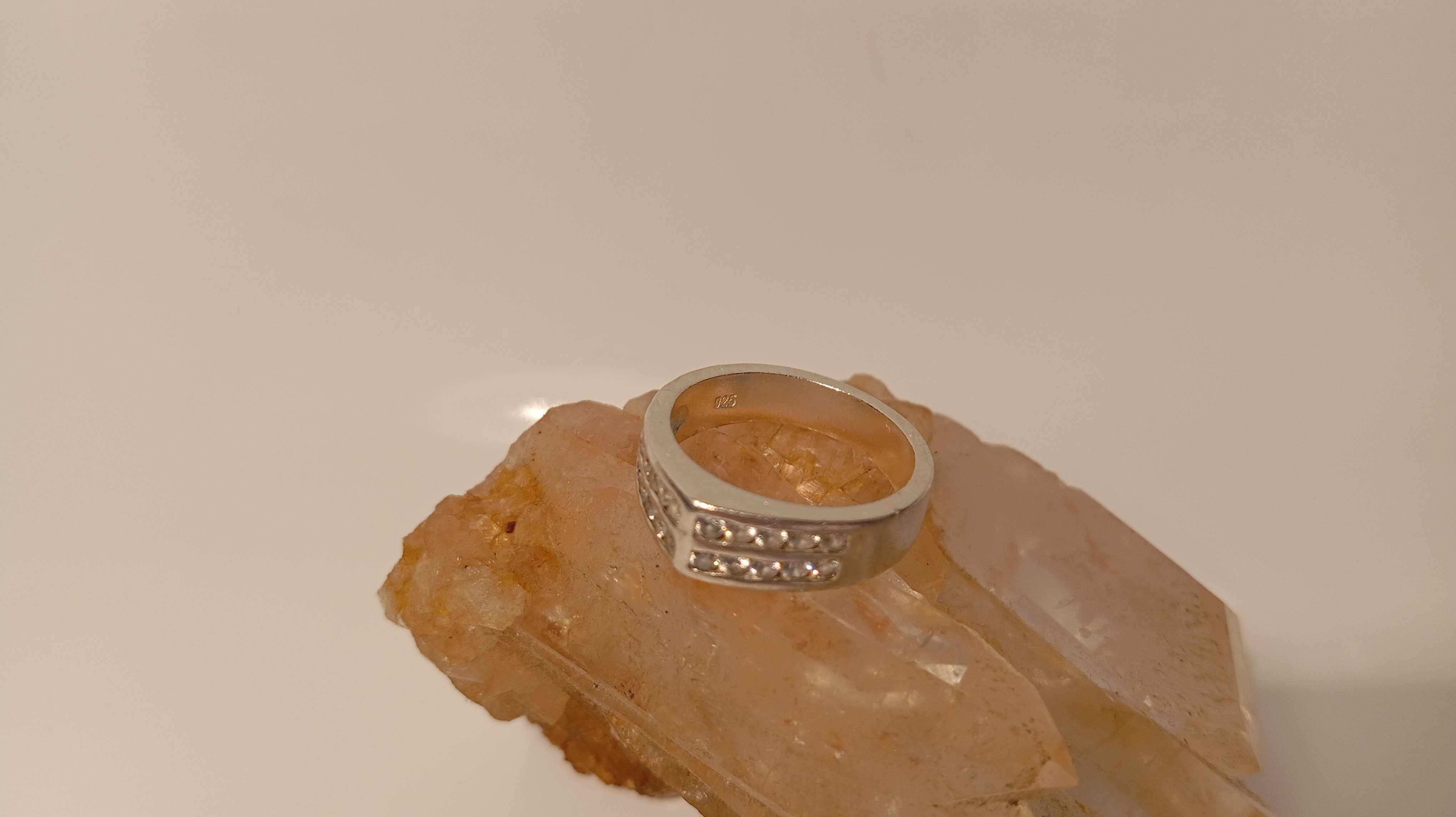 Piękny srebrny pierścionek z cyrkoniami - 925