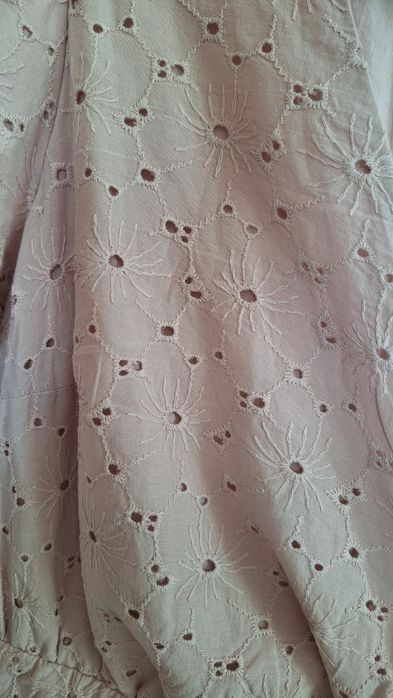 Różowy ażurowu obrus