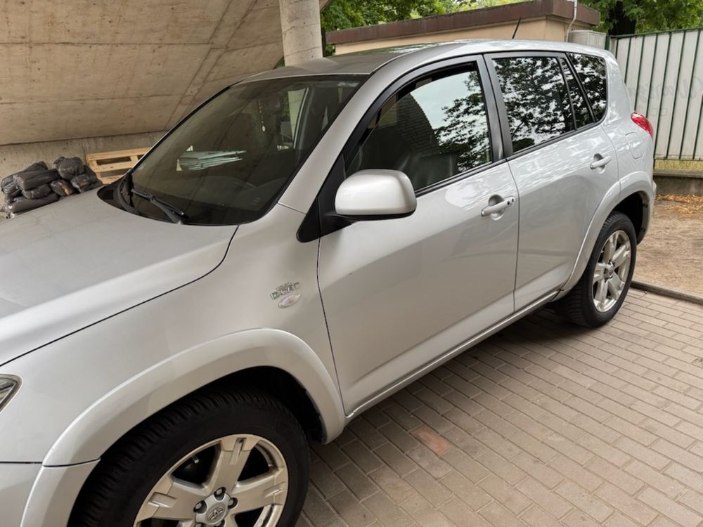 TOYOTA RAV 4 srebrna wersja executive
