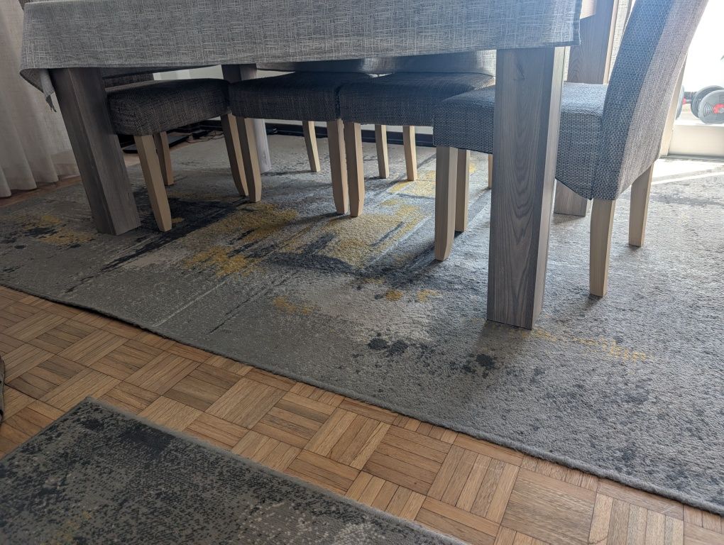 Tapetes cinza e amarelo