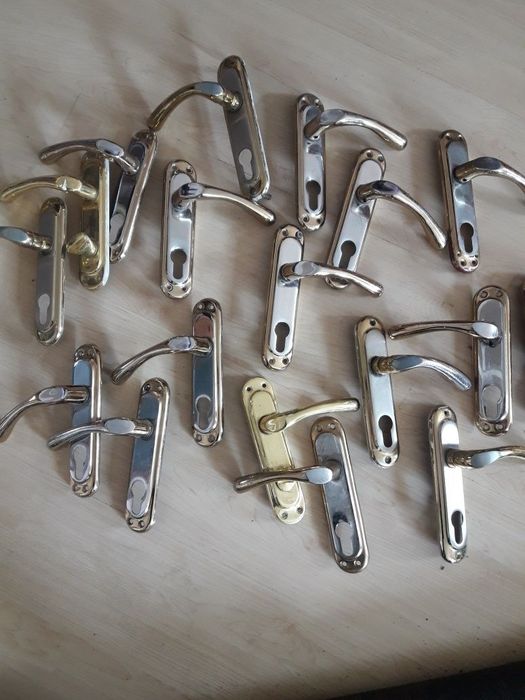 Продам дверные ручки из латуни,а также двери с замками .