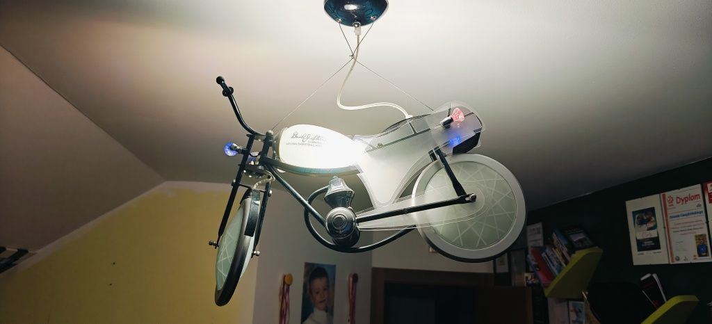 Lampa sufitowa LED w kształcie klasycznego motoru + pilot