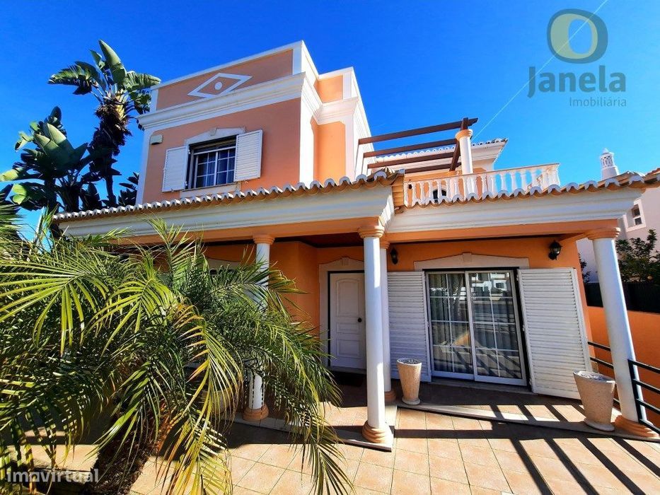 Confortável Moradia com Jardins, piscina e grande garagem