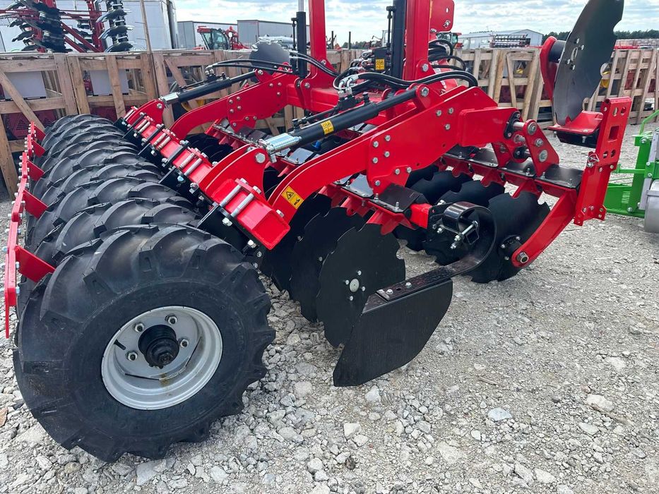 Agregat uprawowo-siewny półzawieszany z wałem opon. COMBIDISC OZDOKEN