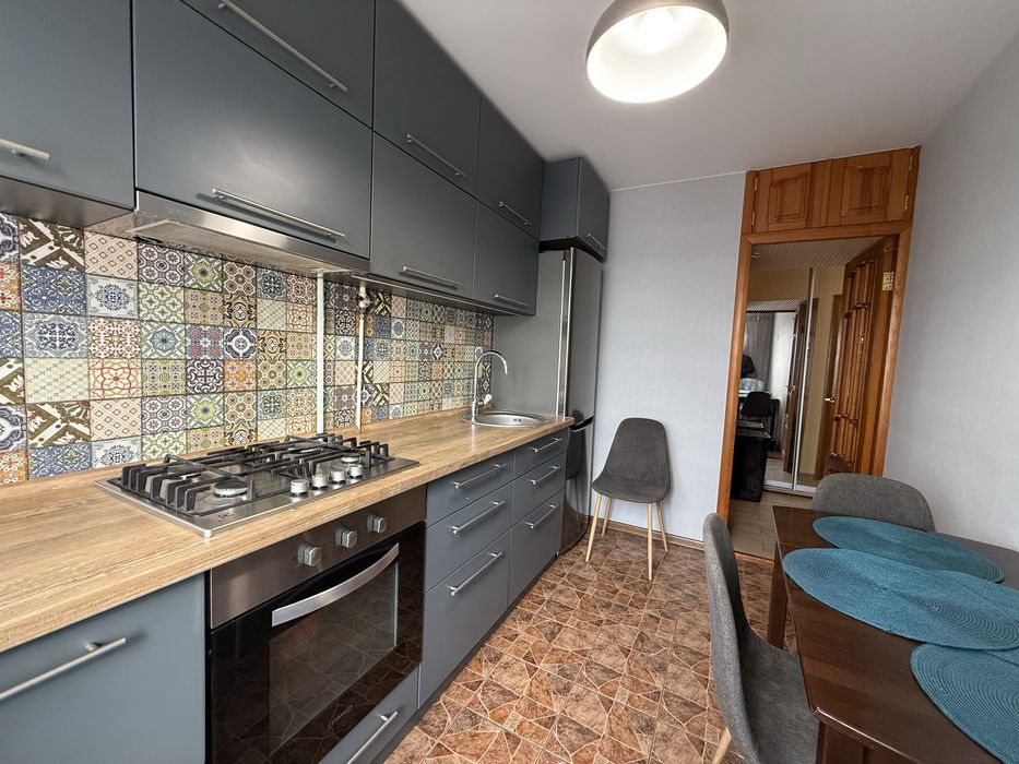 Двухкомнатная квартира с ремонтом на ул.Космонавтов,ост.Космос.