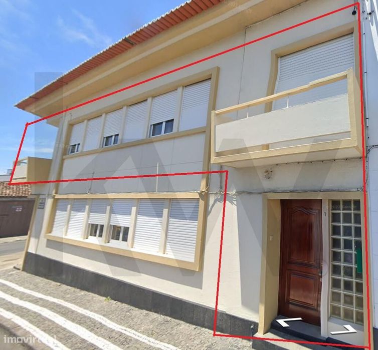 Apartamento T4 com logradouro, no centro de Ponta Delgada junto ao Jar