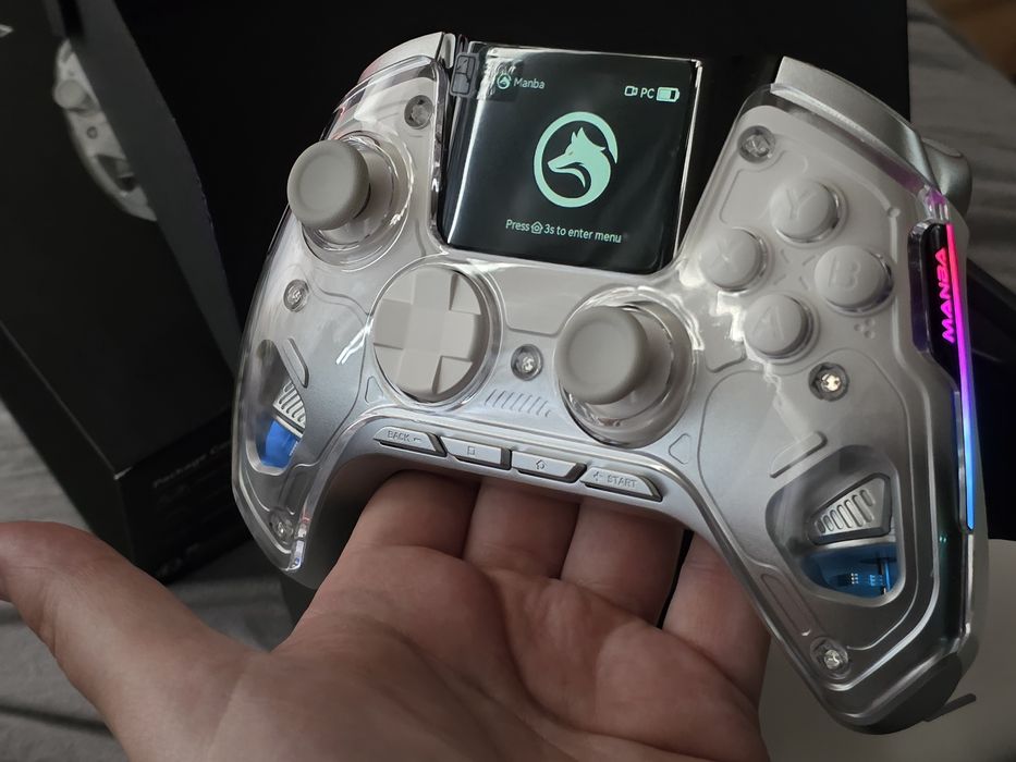 Бездротовий геймпад Manba One з дисплеєм, RGB-підсвіткою та док-стан.