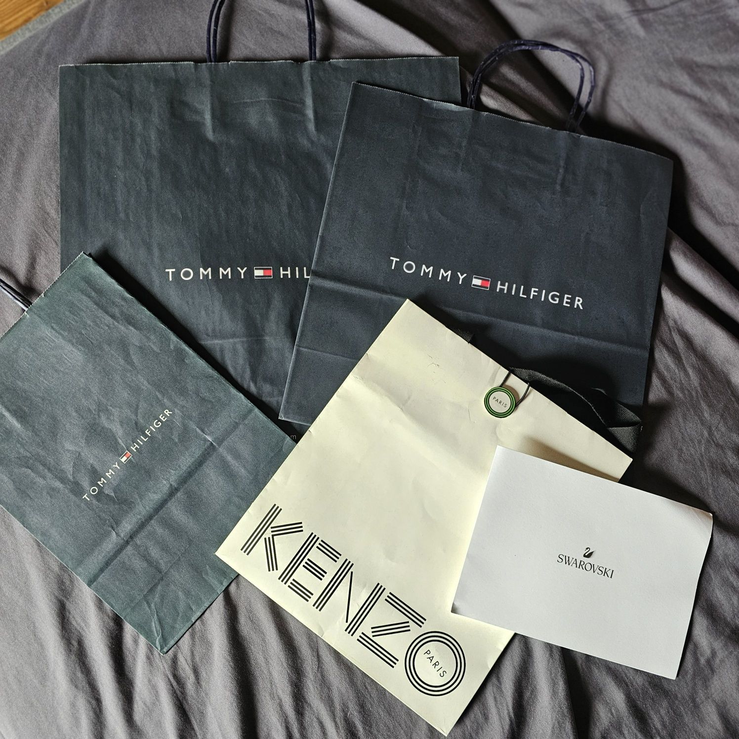 Torby papierowe Tommy Hilfiger, Kenzo, Swarovski