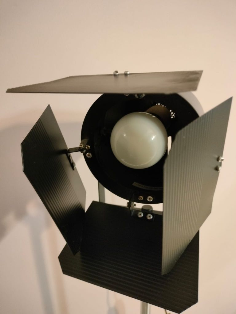 Lampa stojąca industrialna reflektor