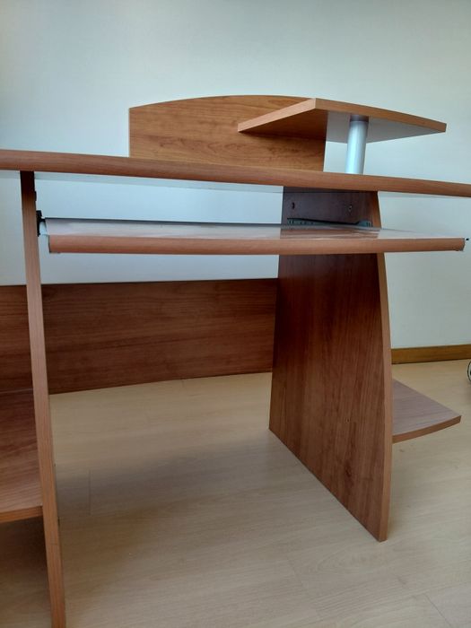Secretária IKEA Madeira com suporte ecrã e teclado