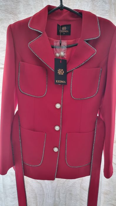 Костюм червоного кольору розмір 38 новий