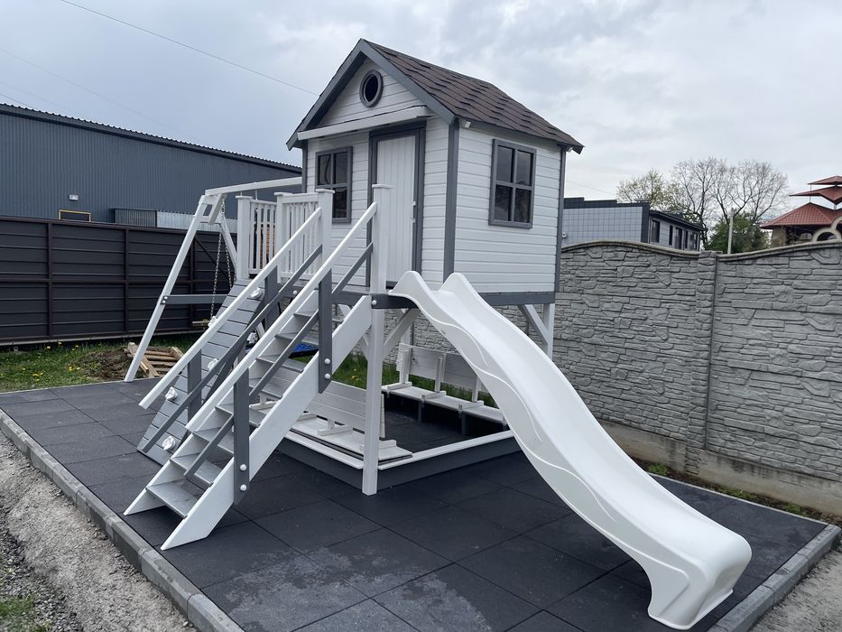 Будиночок дітям з дерева дитячий майданчик гірка гойдалка пісочниця