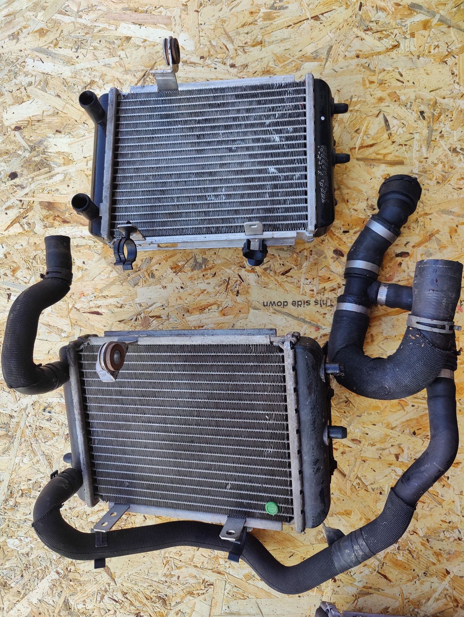 Dodatkowa chłodnica wody prawa Audi S4 b6 b7 4.2 V8 bbk