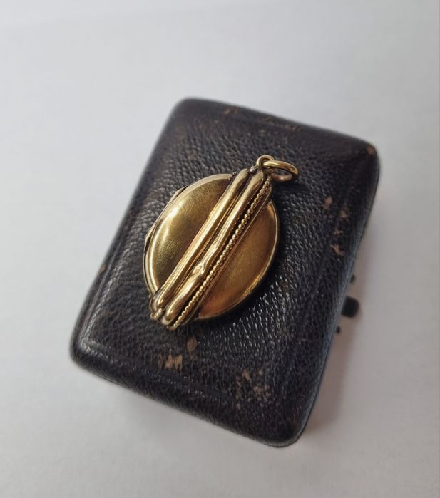 Wiktoriański złoty sekretnik etruski złoto