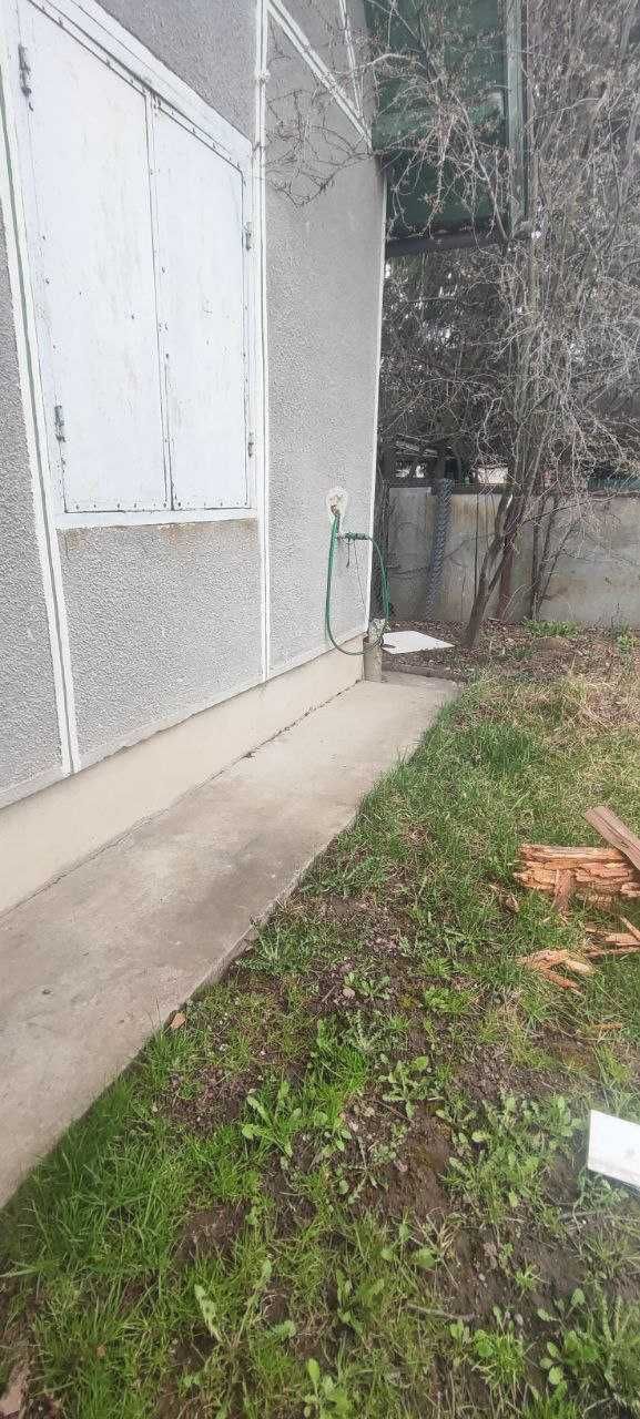 Продам землю з дачею в околицях міста в тихому місці