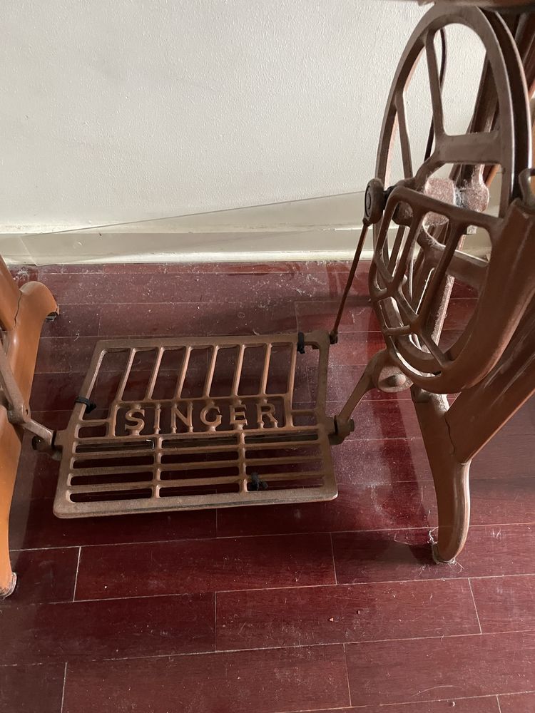 Máquina Singer 411G antiga a pedal