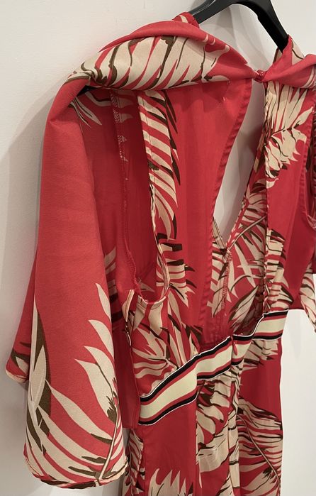 Macacão vermelho com padrão de folhas (MLD, tamanho S)