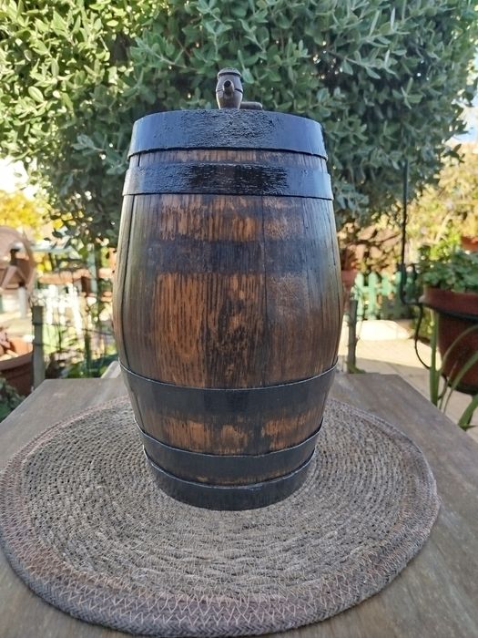 Pipa de madeira original com suporte.