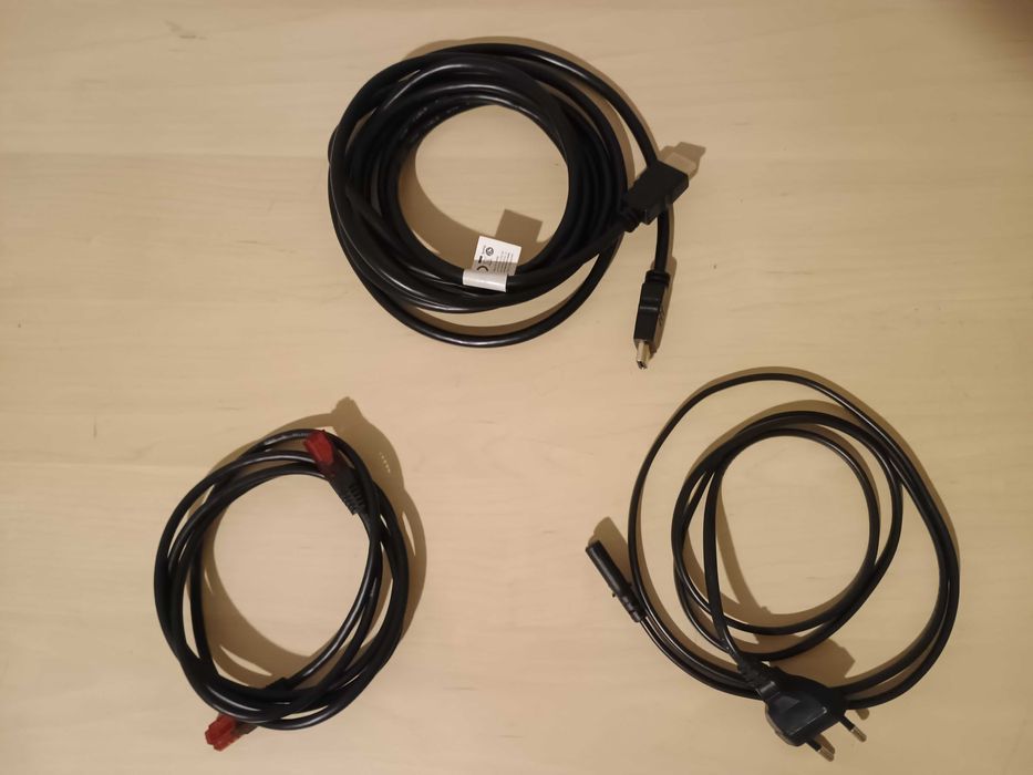 Xbox One S 500GB (oryginalne opakowanie) + 2 pady + kable + 4 gry