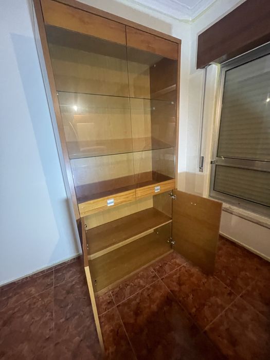 Cristaleira pinho mel  em madeira com  pratileira de vidro e arrumacao