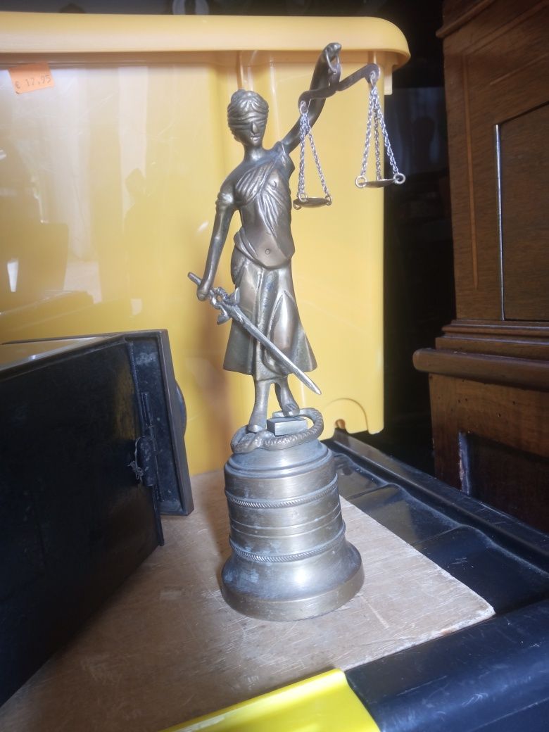Linda peça em bronze  A justiça é cega e corta a direito.