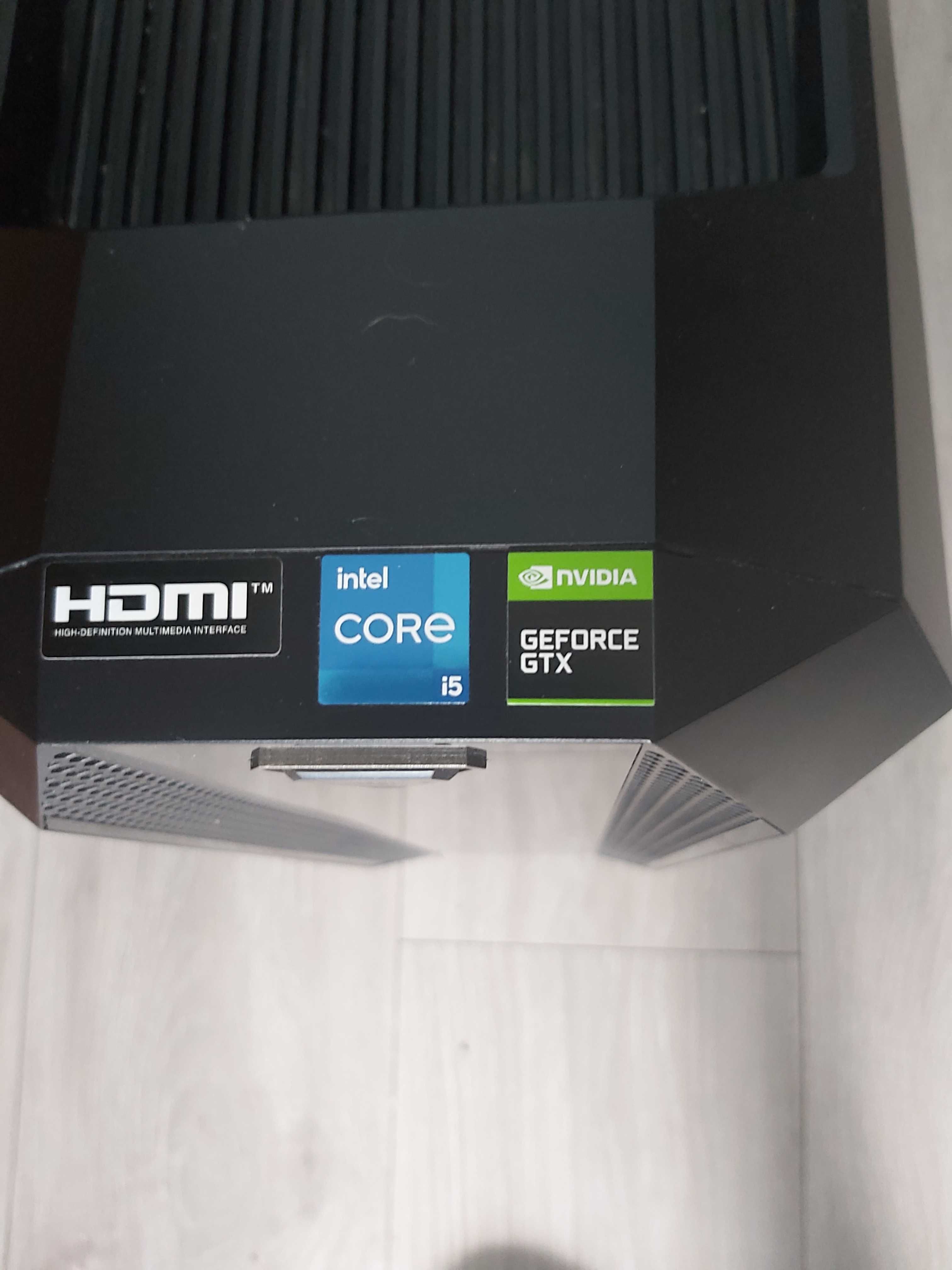 Komputer gamingowy Acer z monitorem