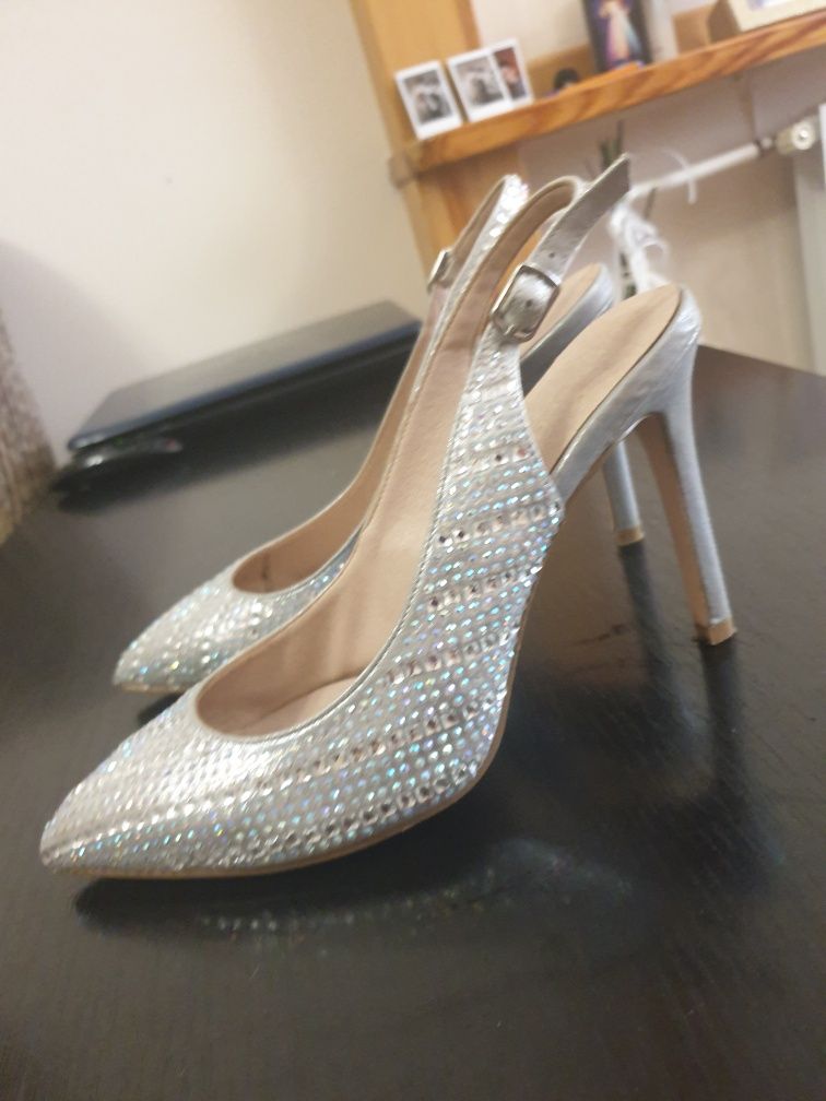 Buty srebrne z cyrkoniami marka Menbur
