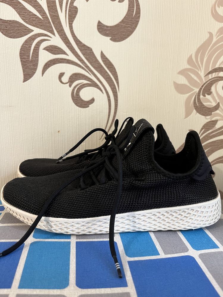 Кросівки adidas  x Pharell Williams