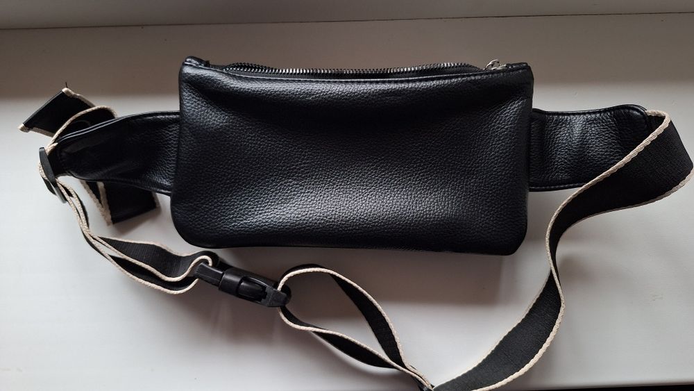 Зручна чорна сумка