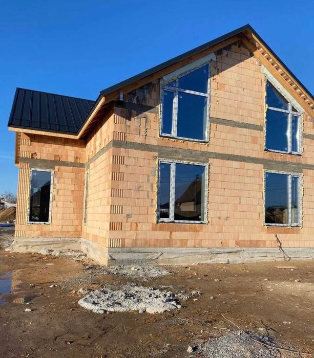 Продаж будинку 250 м2 у центрі  Бучі на великій ділянці 13 соток