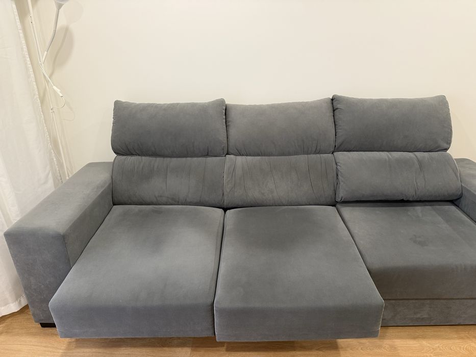 Sofá retrátil com pousa pés