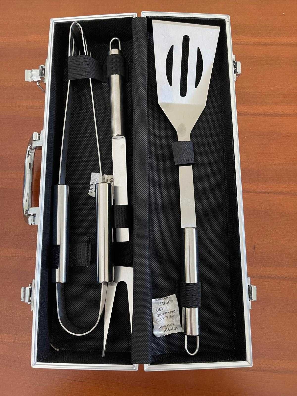 Barbecue/Churrasqueira - caixa de alumínio  com acessórios - NOVO