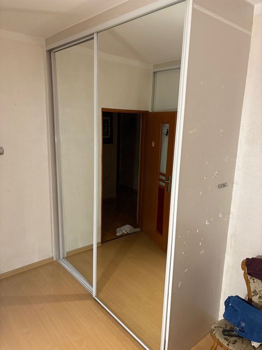 Szafa przesuwna z lustrami