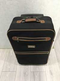 Чорна якісна валіза чемодан середнього розміру на колесах