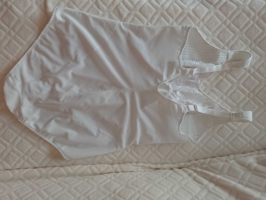 (44/XXL)(100B) Ekskluzywne, białe, haftowane Body modelujące z Londynu