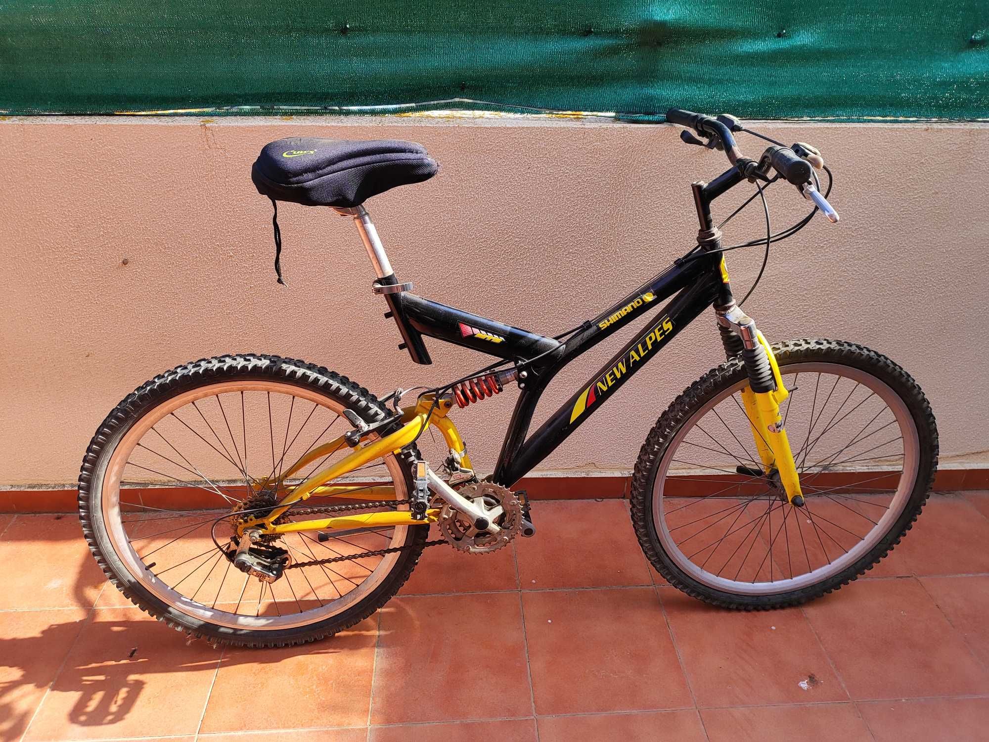 Vende se bicicleta Shimano BTT roda 26