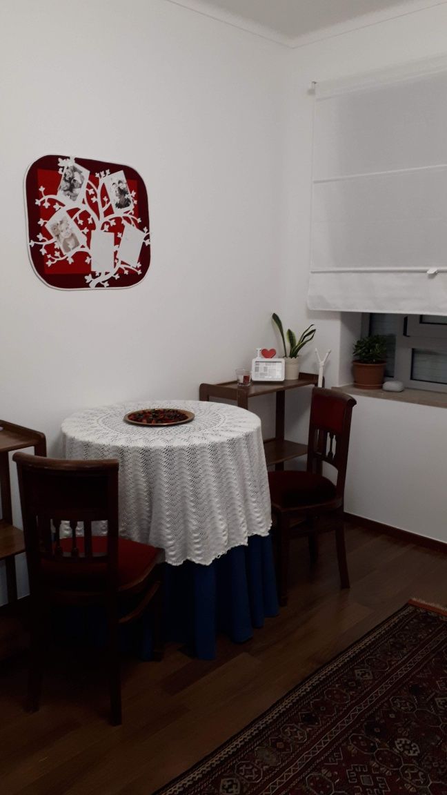 Alugo quarto a menina/senhora. Leiria.  Av.Marquês de Pombal