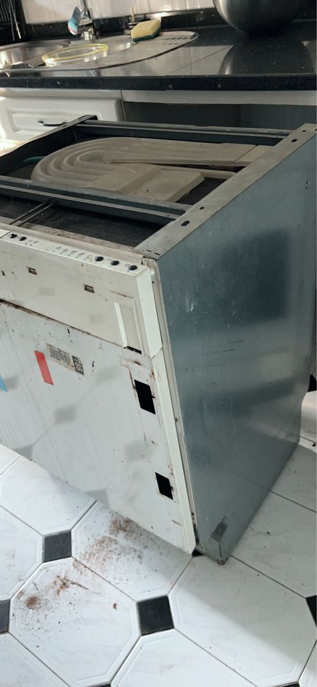 Máquina de Lavar Loiça Encastre Whirlpool – Para Peças com Cestos