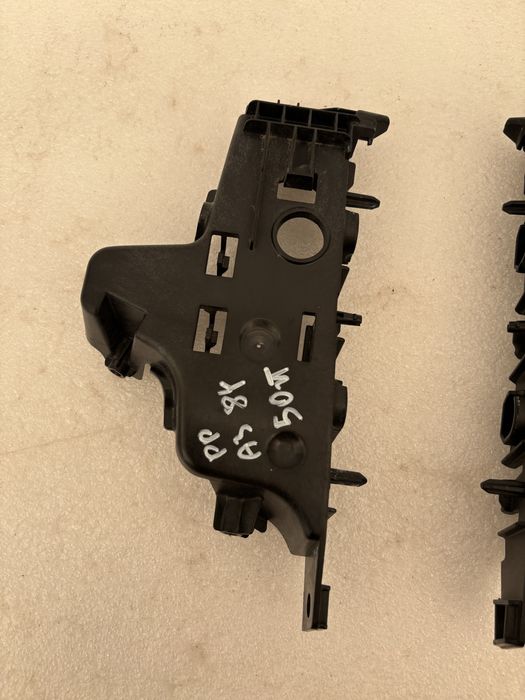 Audi A3 8Y 20- ślizg zderzaka prawy lewy przód przedni mocowanie