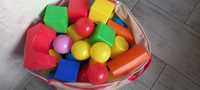 Набор  разноцветных шариков и  детский конструктор