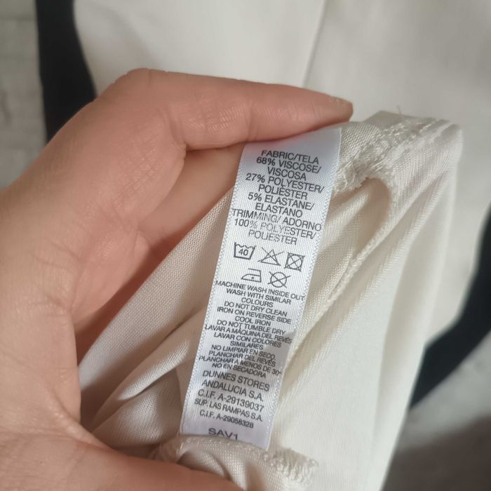 Sukienka princeska klasyczna biznesowa modelująca SAVIDA r. 40/L