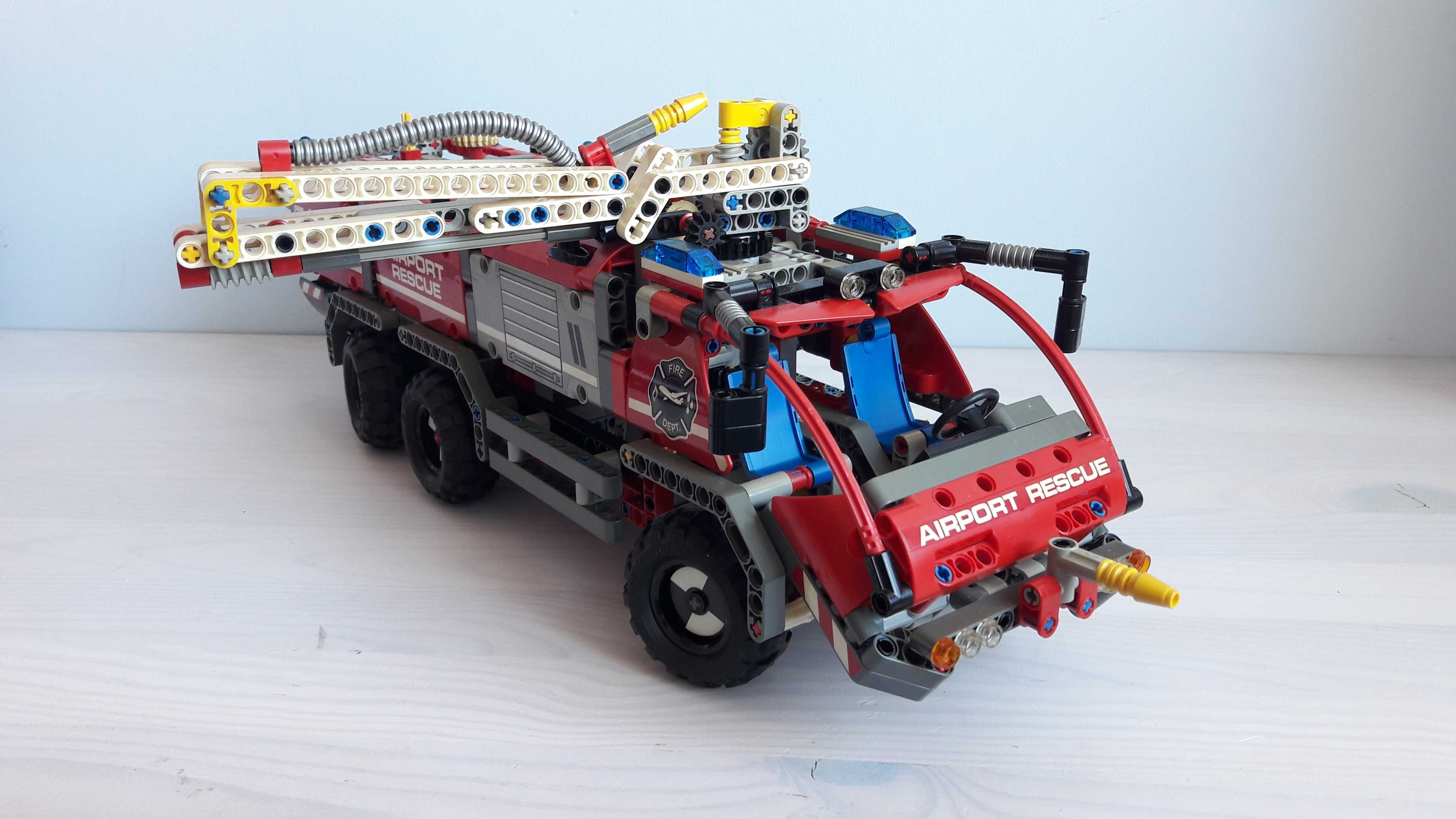 Lego Technic 42068 (10-16) Airport Rescue Vehicle