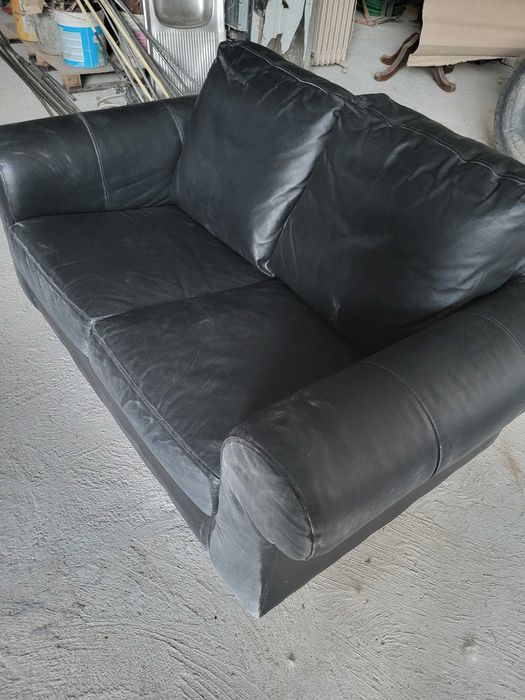 Sofá preto 1,45m de compr. e 85cm de profundidade. Bom estado com pó