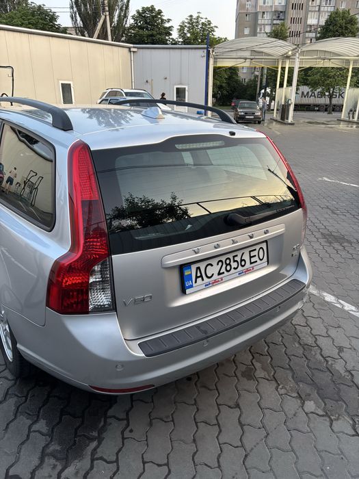 Автомобіль volvo v50