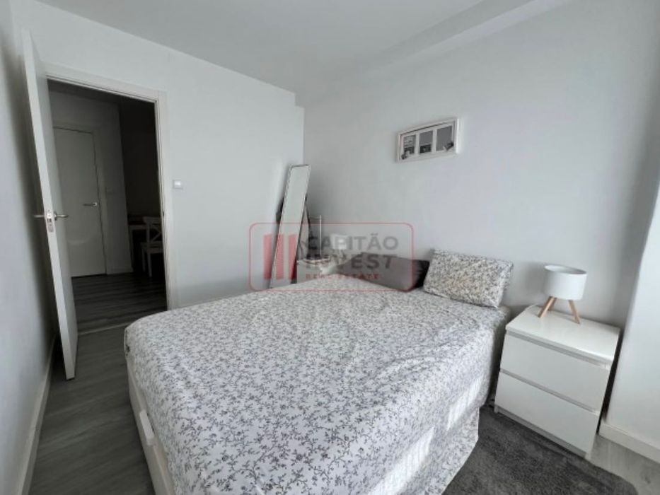 Cama de casal com arrumação