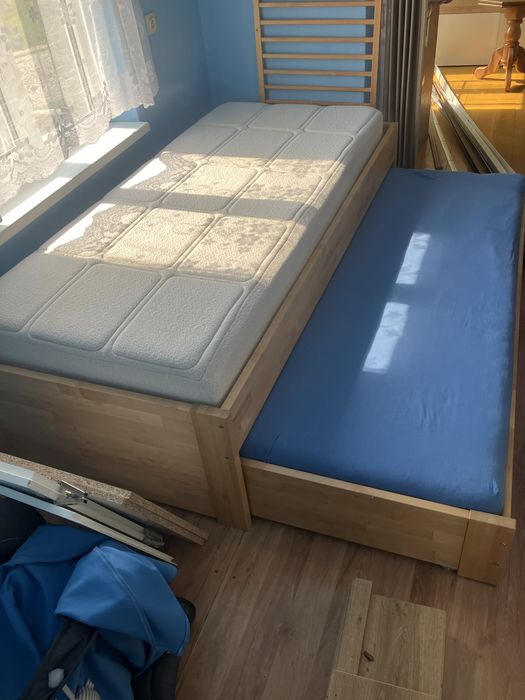 Łozko wysuwane podwojne. Jeden materac . Robione przez stolarza