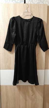 Czarna sukienka gumka satynowa