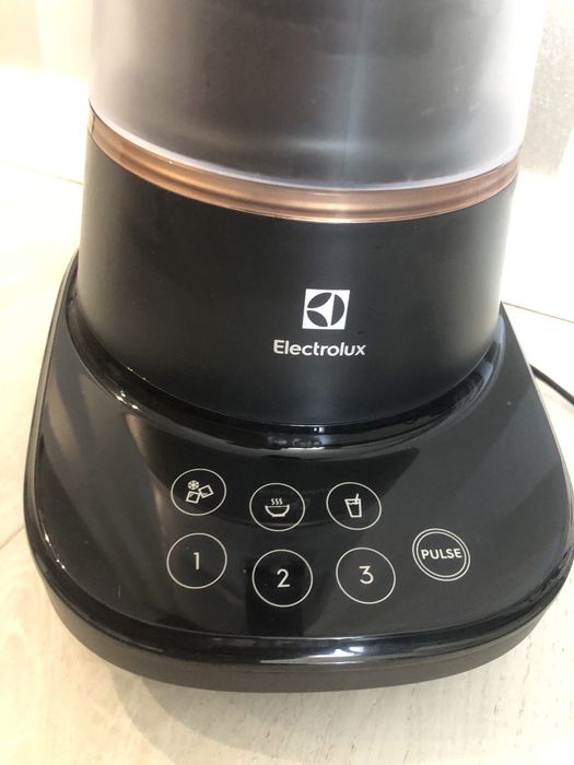Electrolux E7TB-4GB блендер