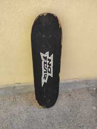 Skate com 65cm de comprimento em ótimo estado de funcionamento